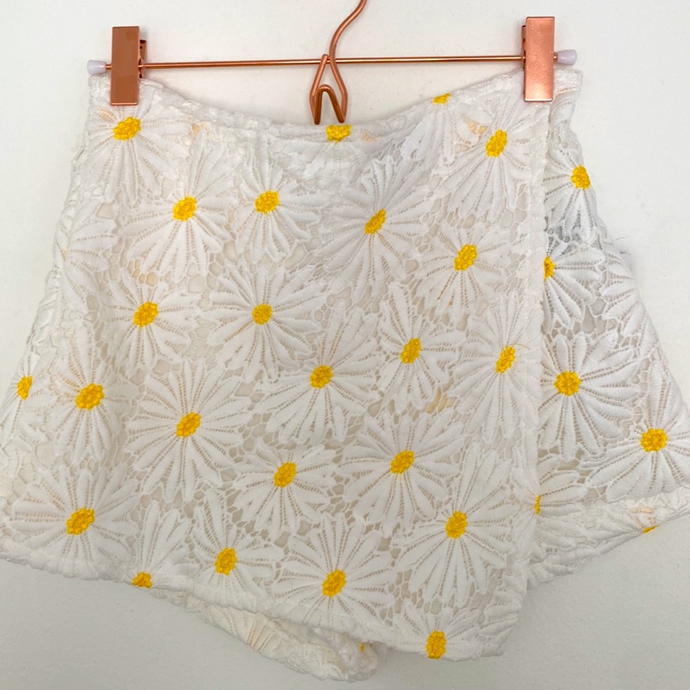 Forever 21 all over Daisy print skort